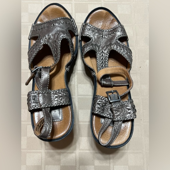Size‎ 8M Clarks Bendable Sandals 85370 Braided T-Strap Open Toe Wedge gladiator - Picture 1 of 6